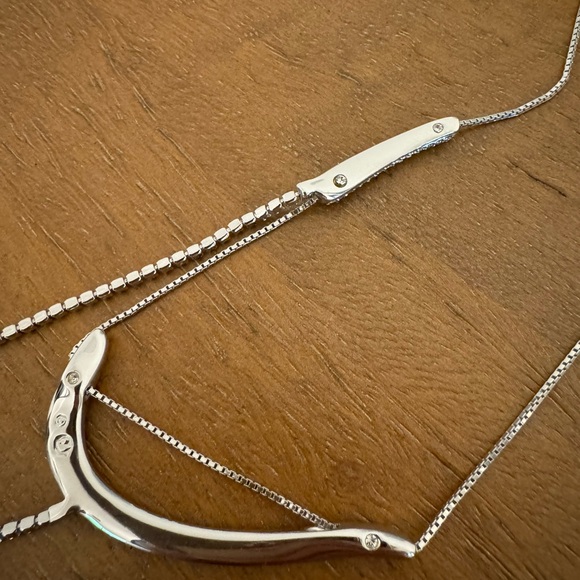 Swarovski rare and unique bow and arrow necklace. - Picture 4 of 4